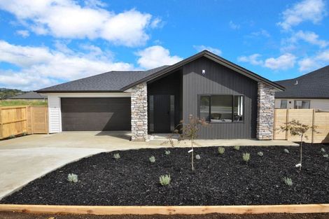 Photo of property in 12 Gilbransen Road, Kumeu, 0810