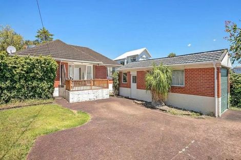 Photo of property in 1 Royal View Road, Te Atatu South, Auckland, 0610