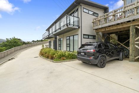 Photo of property in 14 Ara Patukawenga, Tawa, Wellington, 5028