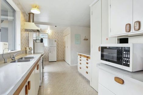 Photo of property in 37 Beaubank Road, Kelston, Auckland, 0602