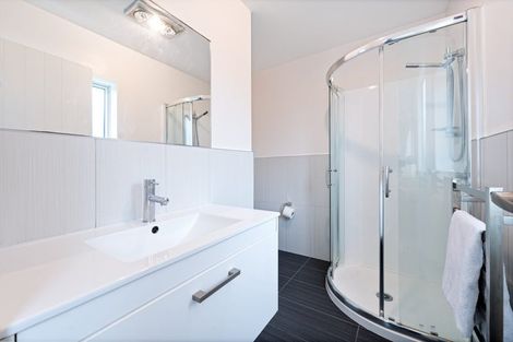 Photo of property in 5 Nirmal Place, Sunnyvale, Auckland, 0612