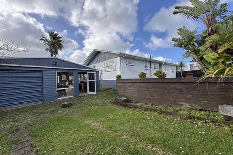 Photo of property in 2 Thomas Rea Place, Te Atatu South, Auckland, 0610
