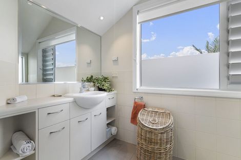 Photo of property in 1/164 Aberdeen Road, Campbells Bay, Auckland, 0620