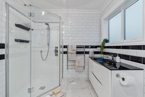 Photo of property in 2/52 Maxwelton Drive, Mairangi Bay, Auckland, 0630