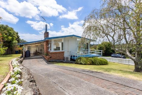 Photo of property in 18 Deuxberry Avenue, Northcote, Auckland, 0627