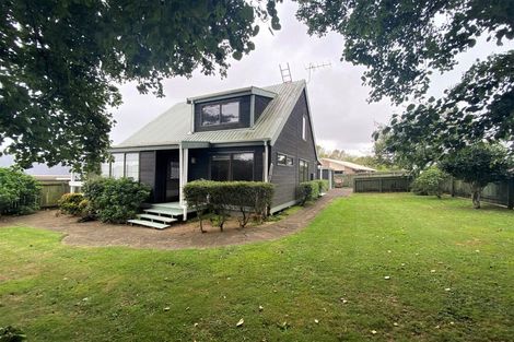 Photo of property in 1 Highlands Place, Highlands Park, New Plymouth, 4312