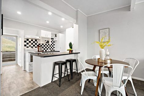 Photo of property in 7 Chetwode Grove, Newlands, Wellington, 6037