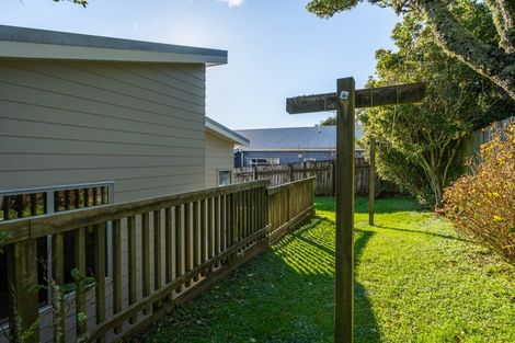 Photo of property in 6b Warrington Grove, Newlands, Wellington, 6037