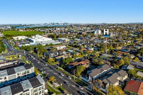 Photo of property in 2/7 Evelyn Place, Hillcrest, Auckland, 0627
