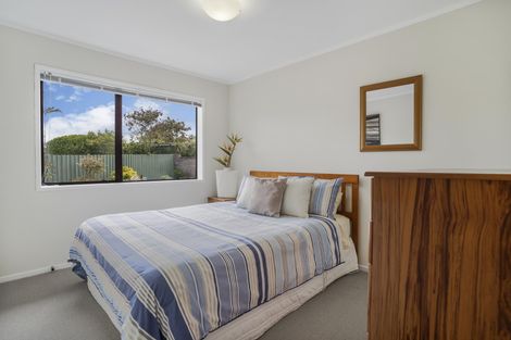 Photo of property in 2/10 Pinewood Grove, Botany Downs, Auckland, 2010