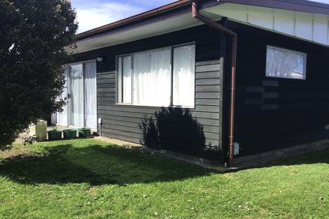 Photo of property in 27a-b Cheyne Walk, Newlands, Wellington, 6037