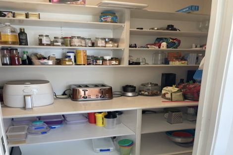 Photo of property in 18 Larmer Drive, Kumeu, 0810