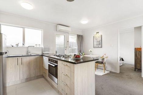 Photo of property in 2/94 Lynwood Road, New Lynn, Auckland, 0600