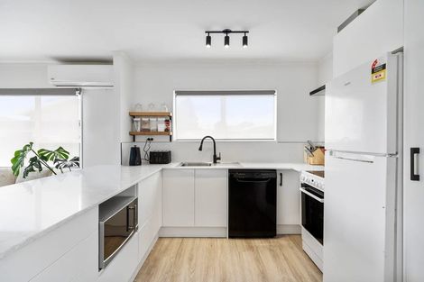 Photo of property in 2/2 Hatherley Place, Clendon Park, Auckland, 2103