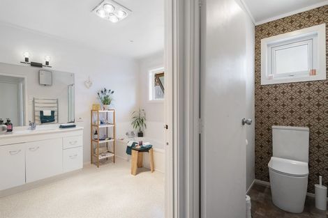 Photo of property in 2/40 Beulah Avenue, Rothesay Bay, Auckland, 0630