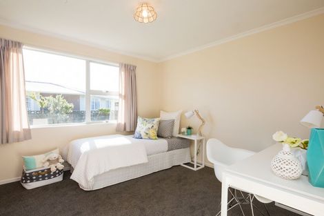 Photo of property in 17 Abraham Crescent, Milson, Palmerston North, 4414