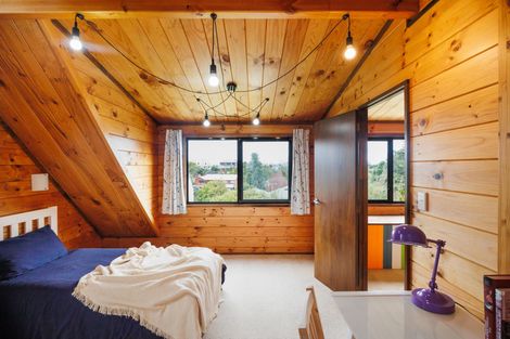 Photo of property in 21 Heathcote Place, Fitzherbert, Palmerston North, 4410