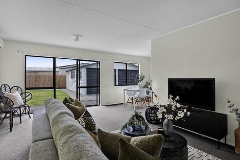 Photo of property in 118 Riversdale Drive, Merrilands, New Plymouth, 4312