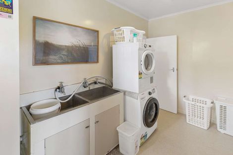 Photo of property in 8 Feltham Street, Hunterville, 4730