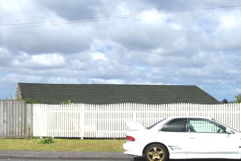 Photo of property in 1/19 Target Road, Totara Vale, Auckland, 0629