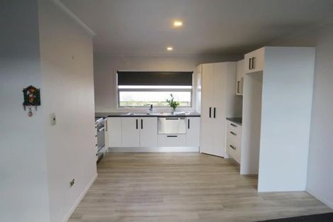 Photo of property in 32 Pioneer Road, Moturoa, New Plymouth, 4310