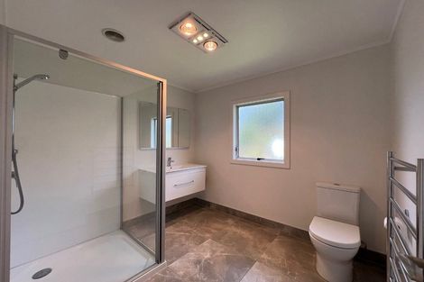 Photo of property in 21 Meadowood Drive, Unsworth Heights, Auckland, 0632