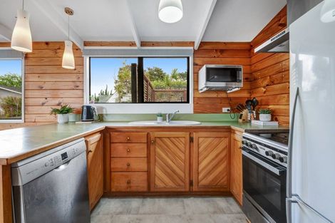 Photo of property in 23 John Road, Stanmore Bay, Whangaparaoa, 0932