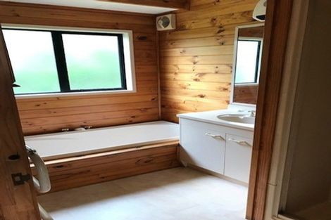 Photo of property in 5 Camilla Grove, Totara Vale, Auckland, 0629