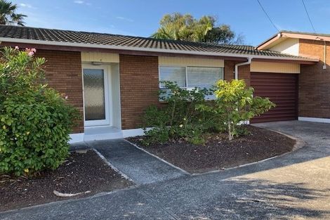 Photo of property in 2/5 Tobruk Crescent, Milford, Auckland, 0620