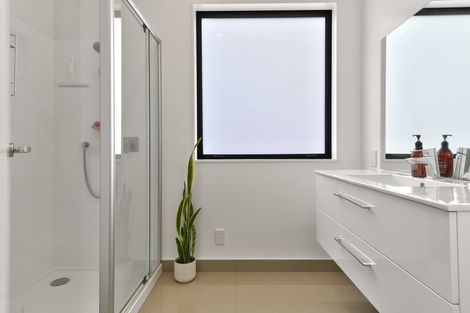 Photo of property in 13/15 Chivalry Road, Glenfield, Auckland, 0629