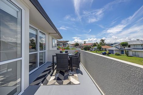 Photo of property in 2 Harbour Lights Close, West Harbour, Auckland, 0618