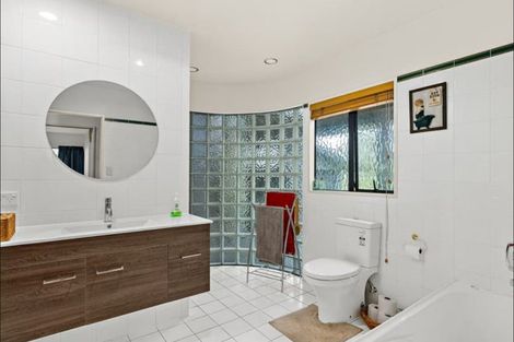 Photo of property in 660 Waitakere Road, Kumeu, 0891