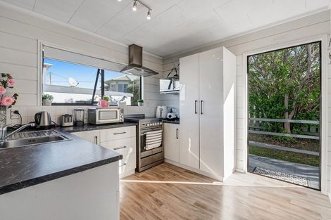 Photo of property in 57a Wade River Road, Stanmore Bay, Whangaparaoa, 0932