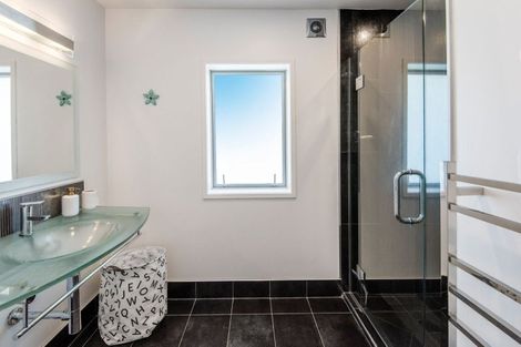 Photo of property in 2/41 Merani Street, Narrow Neck, Auckland, 0622