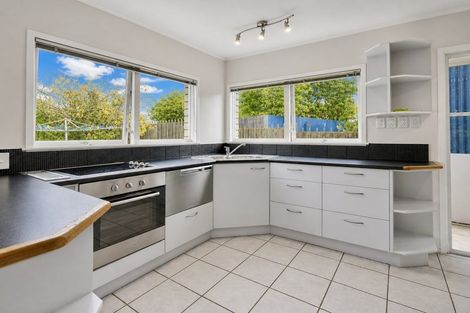 Photo of property in 2/66 Becroft Drive, Forrest Hill, Auckland, 0620