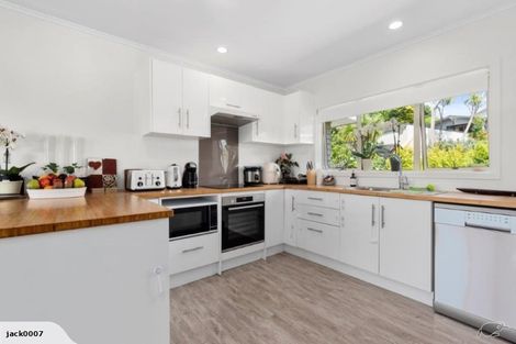 Photo of property in 41 Pohutukawa Avenue, Red Beach, 0932