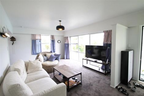 Photo of property in 19 Segedin Place, Glenfield, Auckland, 0629