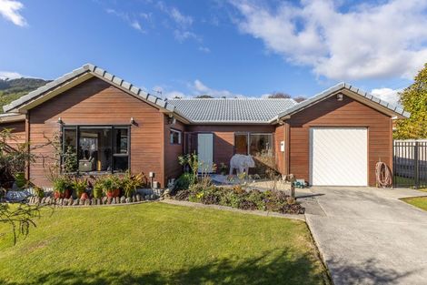 Photo of property in 19 Pehi Kupa Street, Waikanae, 5036