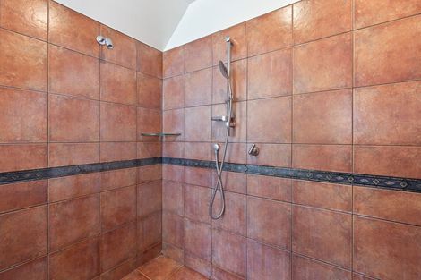 Photo of property in 33 Royal Oak Drive, Kelvin Grove, Palmerston North, 4414