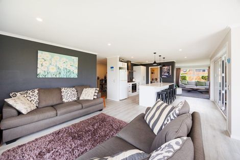 Photo of property in 132 Johnstone Drive, Fitzherbert, Palmerston North, 4410