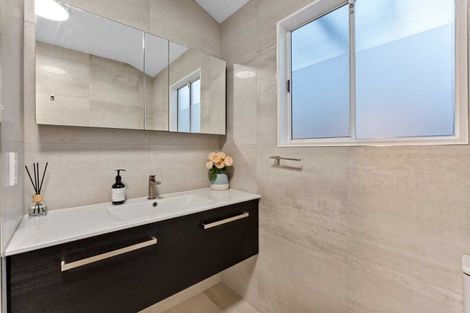 Photo of property in 5 Sispara Place, Beach Haven, Auckland, 0626