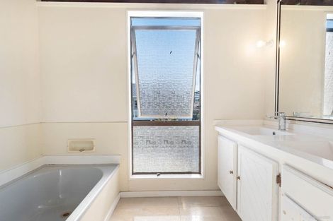 Photo of property in 22 Goodwood Drive, Goodwood Heights, Auckland, 2105