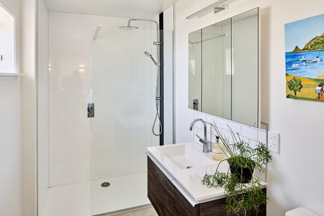 Photo of property in 53 Pukatea Street, Eastbourne, Lower Hutt, 5013