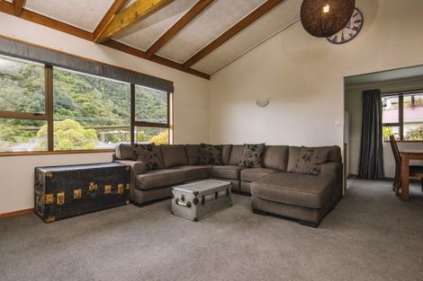 Photo of property in 73 Devon Street, Picton, 7220