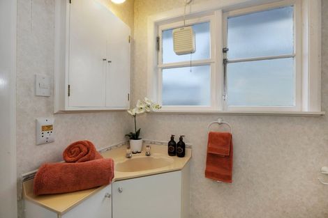 Photo of property in 136 Mana Esplanade, Paremata, Porirua, 5026