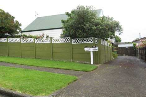 Photo of property in 2/19 Ridgemount Rise, Mangere Bridge, Auckland, 2022