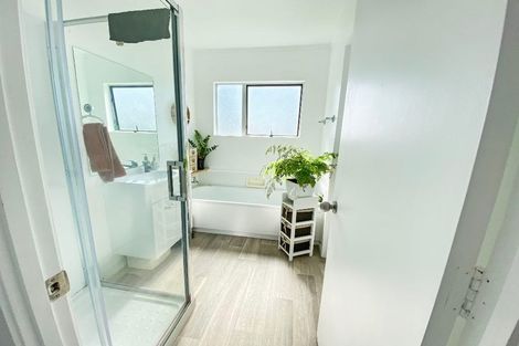 Photo of property in 1/307a Wairau Road, Totara Vale, Auckland, 0627