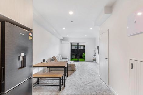 Photo of property in 5/3 Beach Road, Te Atatu Peninsula, 0610