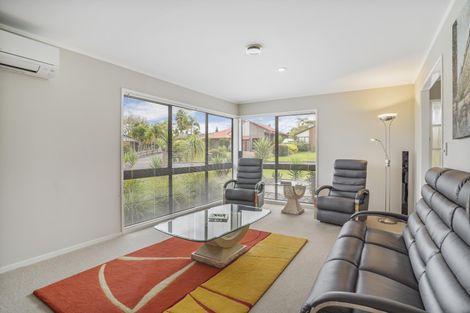 Photo of property in 2/10 Pinewood Grove, Botany Downs, Auckland, 2010