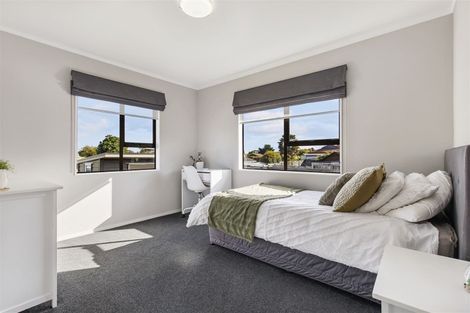 Photo of property in 4 Pinewood Grove, Botany Downs, Auckland, 2010